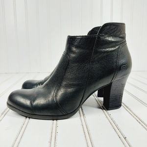Born Women’s Claire Booties Black Leather Zip Asymmetric Ankle Boots K160